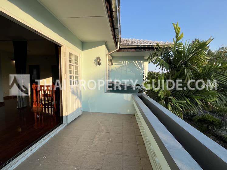 House with Shared Pool in Srinakarin 